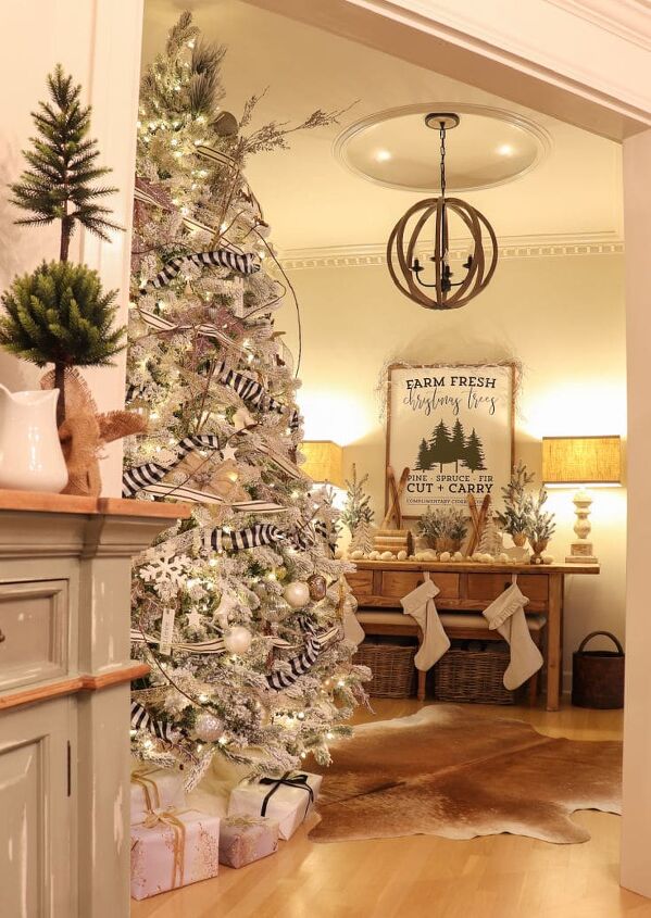 6 easy ways to achieve an irresistibly festive white christmas tree, Artificial tree is beautiful and festive with white and black striped ribbons