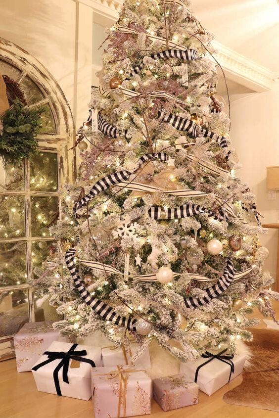 6 easy ways to achieve an irresistibly festive white christmas tree, Flocked artificial tree is beautiful reflected in large farmhouse mirror
