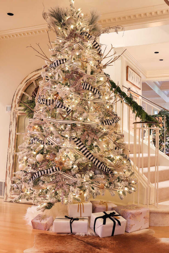 6 easy ways to achieve an irresistibly festive white christmas tree, White Christmas tree is elegant and festive
