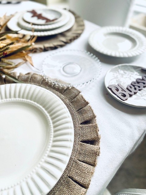 10 simple and elegant thanksgiving table ideas, Plates to use for the thanksgiving table scape