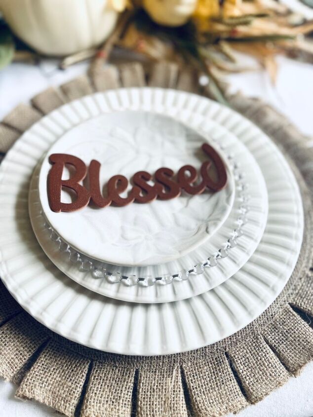 10 simple and elegant thanksgiving table ideas, A templet with the word blessed set on a plate 10 Simple And Elegant Thanksgiving Table Ideas