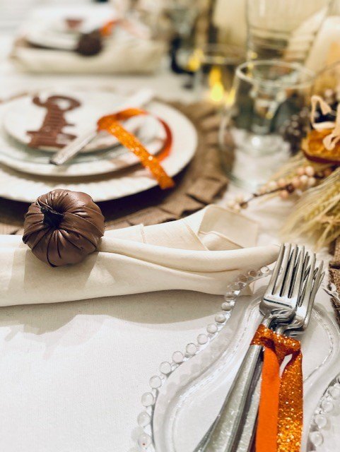 10 simple and elegant thanksgiving table ideas, Silverware tied with ribbon for the table 10 Simple And Elegant Thanksgiving Table Ideas scape