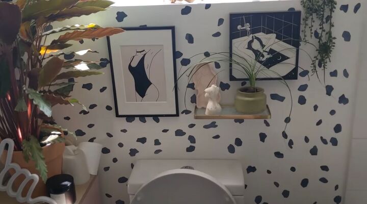 Dalmatian pattern wallpaper in the bathroom