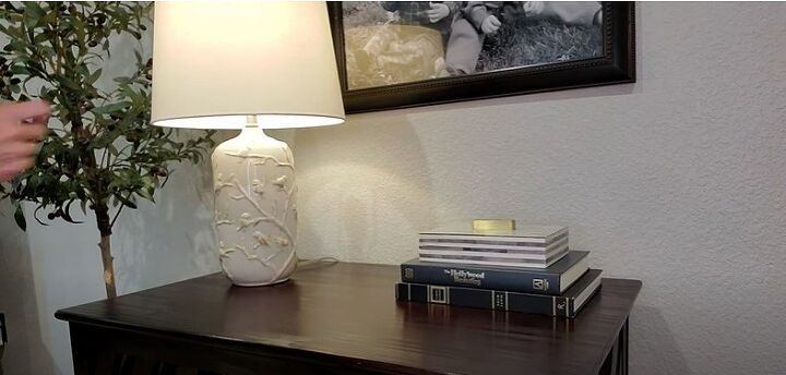 living room fall decor ideas, Lamp and books