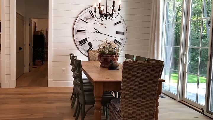 Dining room with a grand working clock