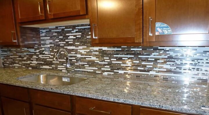 Granite patterns with multicolored tiles