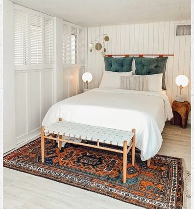 bedroom design ideas, Using oversized pillows as a headboard