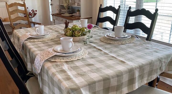 farmhouse tablescape, Sandra Lee mugs on the plates
