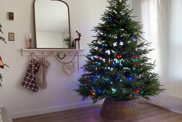 minimalist christmas tree, Colored Christmas tree lights