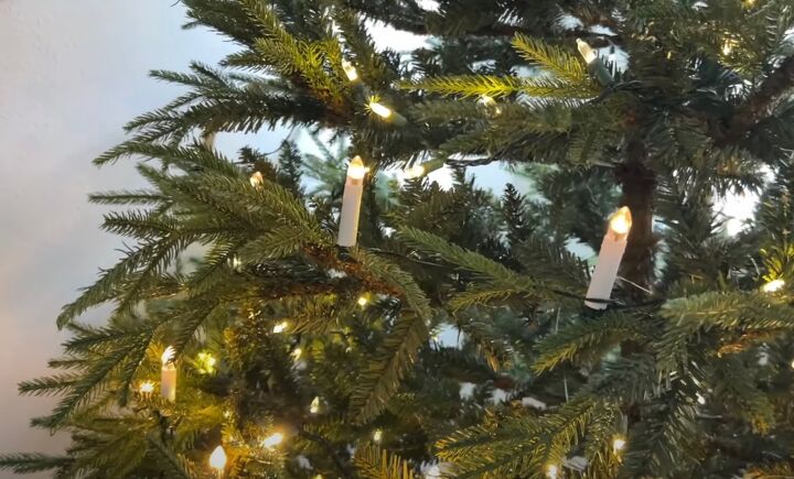 minimalist christmas tree, Decorating a Christmas tree with flameless candles