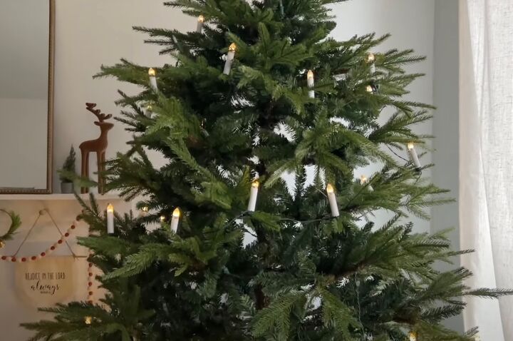 minimalist christmas tree, Flameless candles on a Christmas tree