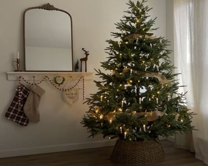 minimalist christmas tree, Minimalist Christmas tree with a burlap ribbon garland
