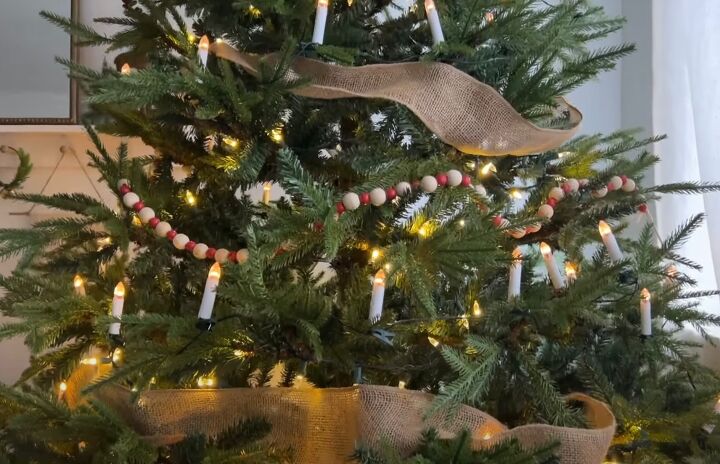 minimalist christmas tree, Christmas tree with beaded garlands