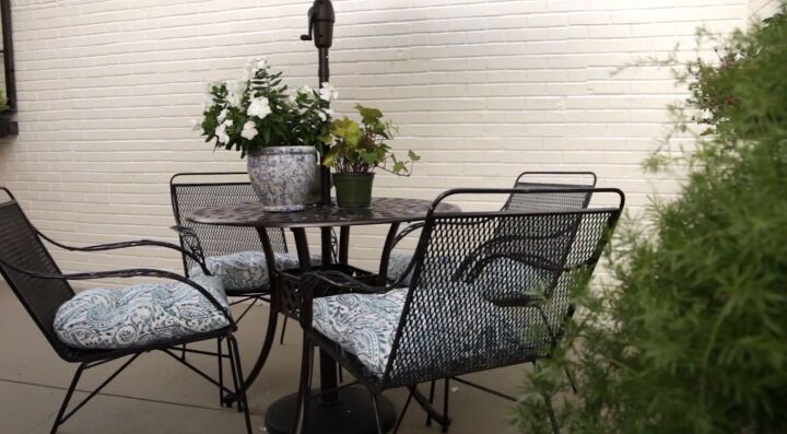outdoor courtyard, Black outdoor furniture