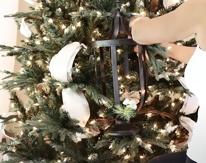 Securing lanterns to the tree