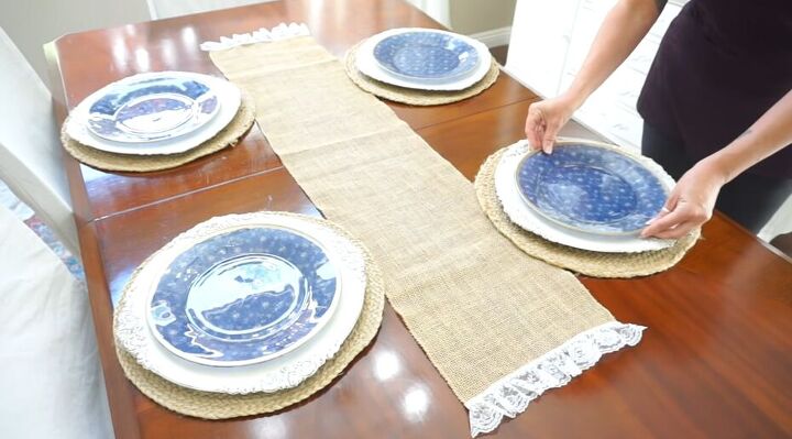 french country kitchen, Decorating the table