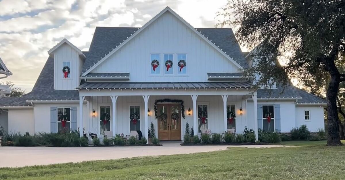 Christmas Home Tour of Century Oak Farmhouse & Decor Ideas | Redesign