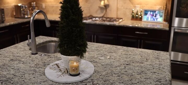christmas kitchen decorating ideas, Decorative tray and festive candle on a kitchen island