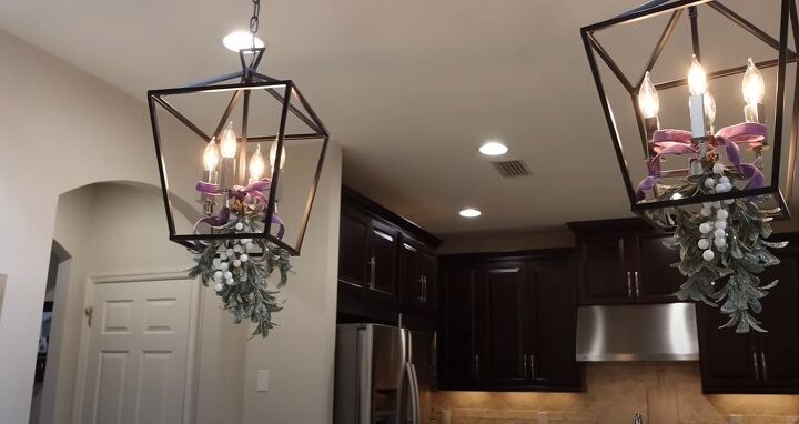 christmas kitchen decorating ideas, Hanging mistletoe from lamps
