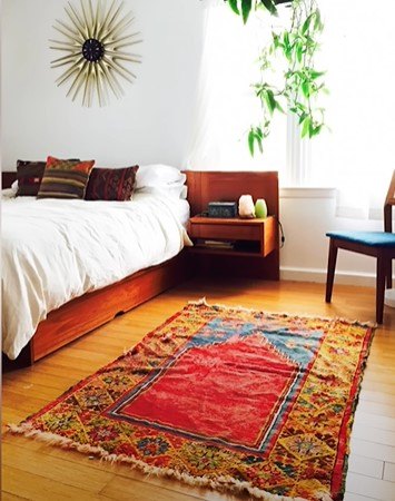 how to decorate boho, Boho bedroom with a rug