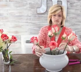 Create stunning centerpieces with these easy flower arranging tips (perfect for dinner parties!)