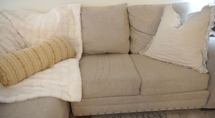 cozy home decor, Cozy pillows and throw blankets
