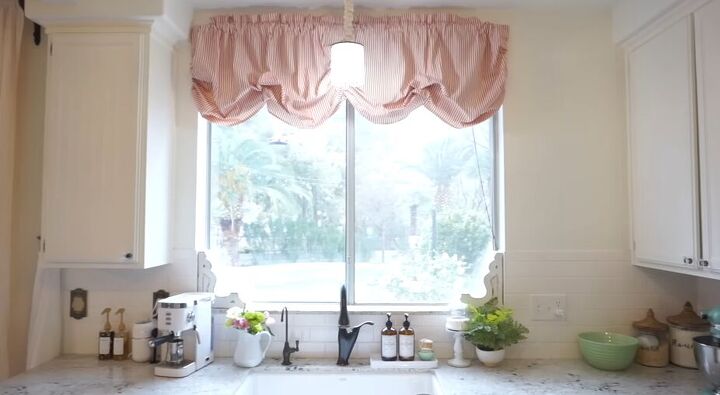 cozy home decor, Kitchen with a pink valance