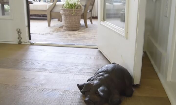 Pig doorstop
