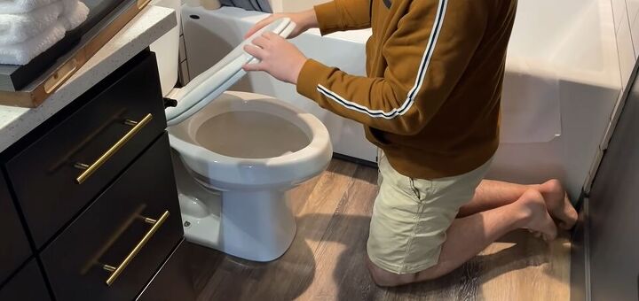 small bathroom makeover, Installing a new toilet seat
