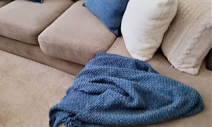 how to refresh your living room, Blue throw blanket