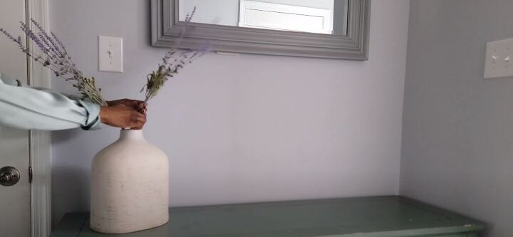 spring entryway decor, Arranging lavender in a vase