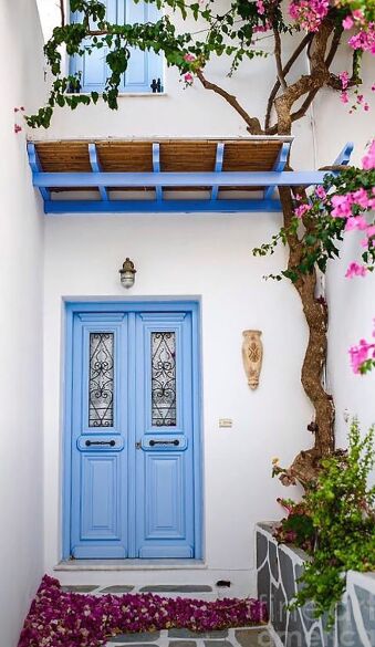 how to make your home unique, Bright blue door