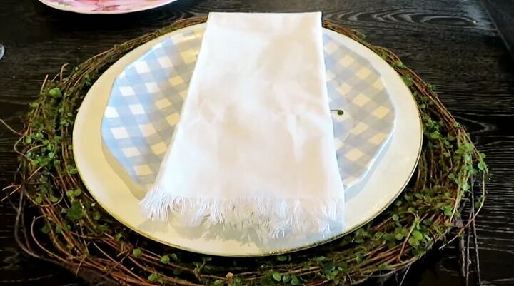 how to decorate for easter, White linen napkins