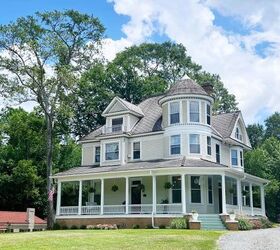 Every room in this home is bursting with color, but the bathroom surprised us most
