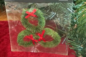 We just found the most adorable use for mini wreaths