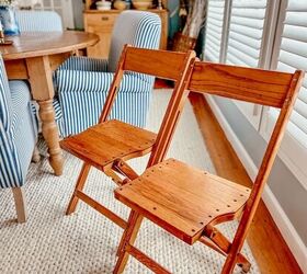 Instead of using these retro folding chairs for seating, she hung them here and it looks amazing