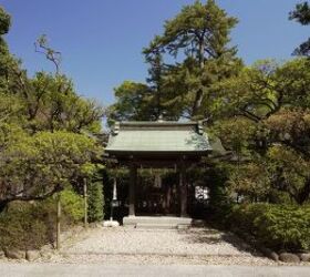 Inside two Japanese homes built around one serene garden