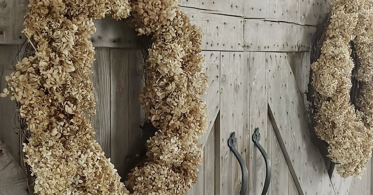 11 Ways To Decorate With Dried Hydrangeas For Fall | Redesign
