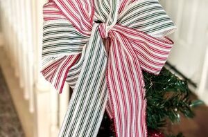 From plaid ribbons to pine garlands—this is Christmas at its coziest