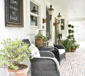 She leaned an old door against her porch wall—and it looks GORGEOUS