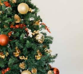 If you want to impress everyone with a bold holiday look, try this showstopping color combo