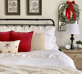 The clever and beautiful way to add a touch of Christmas to the foot of your bed