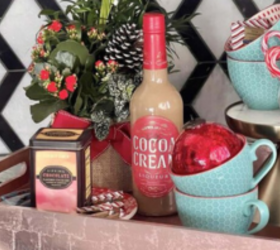 Her holiday kitchen and dining room is one of the most colorful we've seen