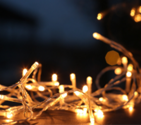 8 creative ways to reuse your Christmas lights all year long (so cute!)