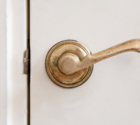 No entryway? This is how designers fake one for the holidays